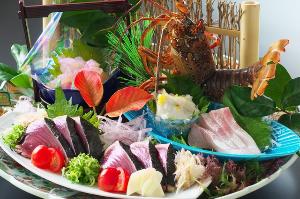 【刺身皿鉢】こだわりの藁で豪快に炙ったかつおのタタキや土佐湾で獲れた新鮮な旬魚のお刺身を豪快に盛付け