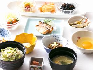 ■朝食バイキング■◆和食イメージ◆宮崎名物の『チキン南蛮』『冷や汁』『メヒカリの南蛮漬け』等も並ぶ朝食バイキング