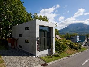 滑らかな鉄筋コンクリートを上手く取り入れたシンプルな外観