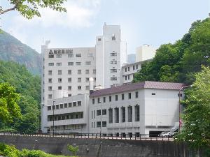 ・【夏】深緑が爽やかな風に気持ち良さそうに揺れています。この季節でも大雪山の山頂には雪が残っています。