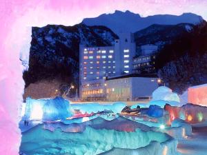・【冬】毎年恒例！1月～3月に開催される層雲峡氷瀑祭り会場から当館を撮影
