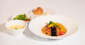 パスタと季節のサラダ、スープが付いた洋食のお料理です♪