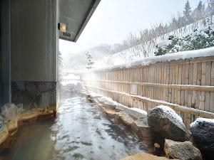露天風呂＜冬には雪見露天風呂を楽しめます。＞