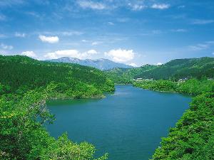 鳴子ダム：夏期には観光汽船（要予約）、秋には紅葉が楽しめます。