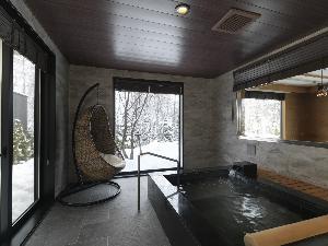 ◆スパリビング付ツインルーム（冬）／解放感あるスパルーム。雪景色を眺めながら湯浴みを（客室一例）