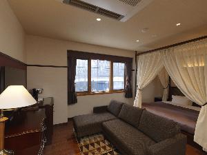 ◆ダブルベッドルーム（冬）／天蓋付のダブルベッドルーム。カップルやご夫婦におすすめです（客室一例）