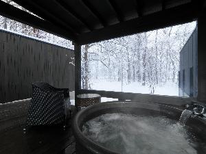 ◆露天風呂付ツインルーム（冬）／ デッキに温泉露天風呂が付いた、広々としたツインルーム（客室一例）