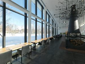 ◆レストラン内観（冬）／美しいガーデンとひとつになるようなレストラン。四季折々の景色もごちそうです