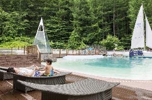 ★温泉ビーチで、森のリゾートを楽しむ。