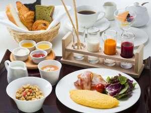 朝食は洋食、和食、お好きな方を選べます。洋食は自家製飲むサラダをはじめ、食材にこだわったお料理の数々