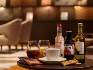 ゲストラウンジでは、フリードリンクとビスケット、有料のアルコールのご用意もございます。