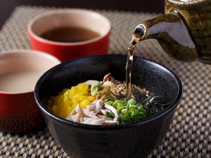 【セレスティンダイニング】 ラ プルーズ東京<BR><BR>TOKYO鶏飯<BR>鹿児島県奄美大島の郷土料理「鶏飯（けいはん）」を調理長オリジナルスープ２種で提供いたします。