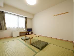 イ草の香りが心地よい和室６畳でごゆっくりとお寛ぎください。