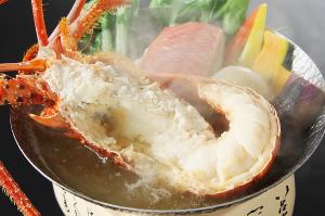 【土佐ブイヤベース】伊勢海老と金目鯛の旨みがブイヤベースにぎゅぎゅっと凝縮。シメは柚子麺でいただく