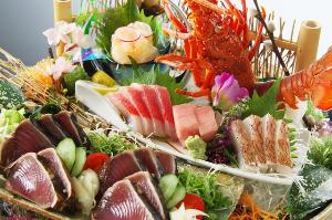 【皿鉢料理】伊勢海老姿造りや藁で炙ったかつおのタタキをメインに土佐湾で獲れた旬魚のお刺身をご堪能。