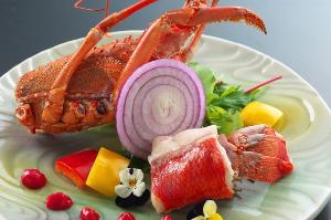 【イセエビの包み焼き】ぷりっぷりのイセエビを金目鯛で豪快に包みこんだ贅沢な一品。口の中で旨味が広がる