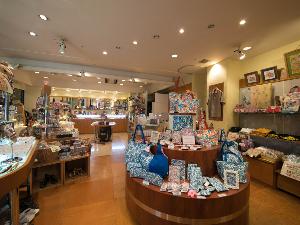 ＜売店＞深い青色が美しい琉球ホタルグラスや沖縄伝統工芸品を販売。旅の思い出に◎