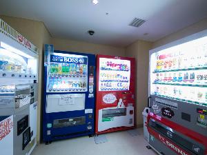 ＜自動販売機＞オリオンビールをはじめ、さんぴん茶やうっちん茶等沖縄ドリンクもございます。