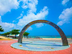 ＜トロピカルビーチ＞コバルトブルーがどこまでも続く穏やかな海岸線。朝や夕方のお散歩に