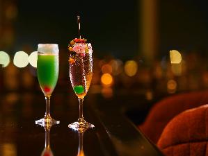 ＜バーラウンジ パドル＞遊びゴコロを利かせたドリンクと煌く夜景に、思わず胸も弾む夜。