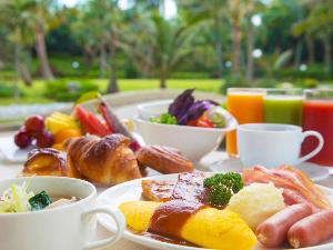 ＜朝食ビュッフェ＞南国の煌びやかな緑を眺めながら、あたたかな朝食時間をお過ごしください。
