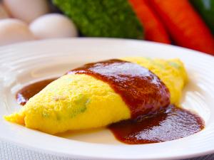 ＜朝食ビュッフェ＞その場で作る“ふわふわオムレツ”は、チーズにランチョンミート、お好きな具を選んで♪