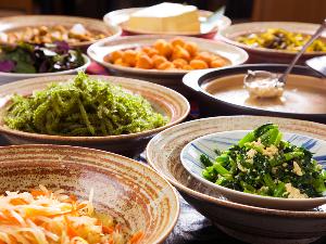 ＜朝食ビュッフェ＞海ブドウにゴーヤ、クーブイリチー。“沖縄の味”も、ビュッフェでお好きなだけ！
