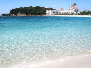 碧く透明な海と白く輝く砂浜「白良浜」