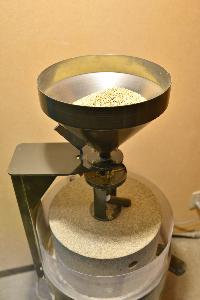 この製粉機でソバの実を引き、ご提供しております