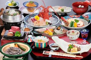 会席料理「伊勢志摩繚乱」鮑、伊勢海老、さらに牛肉石板焼き。