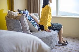 クラブツイン・グランドにはこの部屋タイプだけにデザインされた回転式のソファーをご用意。大きな窓から雄大な景色を満喫いただけます