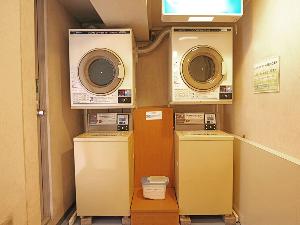 コインランドリー　ホテル３F　ご利用時間　9時～22時　洗濯200円　乾燥100円　洗剤無料