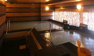 1000ppmの高濃度炭酸が特徴の炭酸泉をはじめ、数種のお湯を楽しめる人工温泉の大浴場です。 