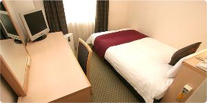 エコノミーダブル：お一人様でゆったりとダブルサイズのベッドでおくつろぎ頂けるお部屋です。お仕事や旅の疲れをじっくりと癒して頂けます。
