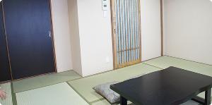 3～4名部屋：3～4名でご利用いただける和室タイプのお部屋です。なごみの湯(大浴場)を無料でご利用いただけます。