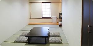 4～5名部屋：4～5名でご利用いただける和室タイプのお部屋です。なごみの湯(大浴場)を無料でご利用いただけます。