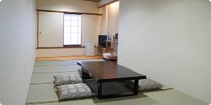 4～5名部屋：4～5名でご利用いただける和室タイプのお部屋です。なごみの湯(大浴場)を無料でご利用いただけます。