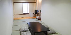 4～5名部屋：4～5名でご利用いただける和室タイプのお部屋です。なごみの湯(大浴場)を無料でご利用いただけます。