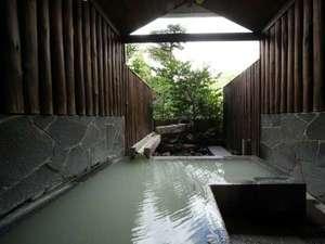 【溶岩の湯】Ｌ字型の浴槽が特徴です。