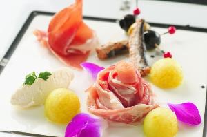 【オードブル】生ハムとチーズの食べ比べ。それぞれの生ハムに合うチーズを当館の洋食シェフがチョイス