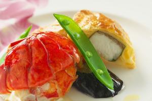 【ポワソン】淡白で繊細な味わいが特徴の真鯛とぷりぷりオマールエビのポワレがクリーミーソースとよく合う