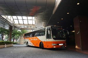 空港からのリムジンバスが正面玄関に停車します。