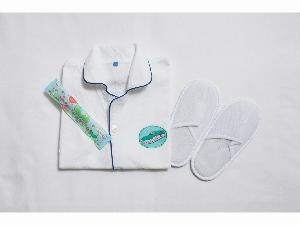 お子様用アメニティ お子様用ガウン、ハブラシ、スリッパをチェックイン時にお渡ししております。
