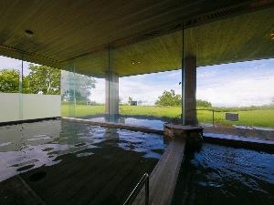 【温泉◇山泉-SANSEN-】〔檜風呂〕 湯煙越しに広がる庭園と湯のぬくもりが芯からほぐす湯の贅沢。