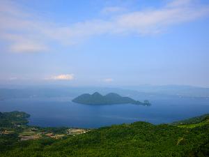 【ホテルからの景色】〔洞爺湖〕 湖面と空が溶け合って、島がまるで浮いているかのよう。
