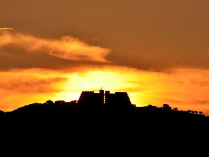 洞爺の燃えるような美しい夕焼けと山頂にそびえるホテルのシルエットが、まるで一枚の絵画のよう。