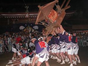 阿夫利神社例大祭（梯子立て)【印西市役所提供】