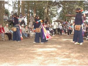 鳥見神社の獅子舞【印西市役所提供】