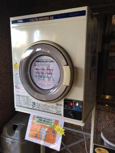 ホテル入り口にて乾燥機を設置しております。