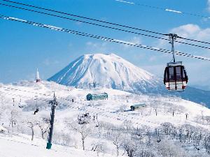 【ニセコアンヌプリ国際スキー場】雪原の向こうには、白化粧の羊蹄山。ゴンドラでのシャッターポイント◎